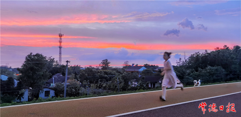 2劉圖強(qiáng)-晚霞中賽跑-1.jpg