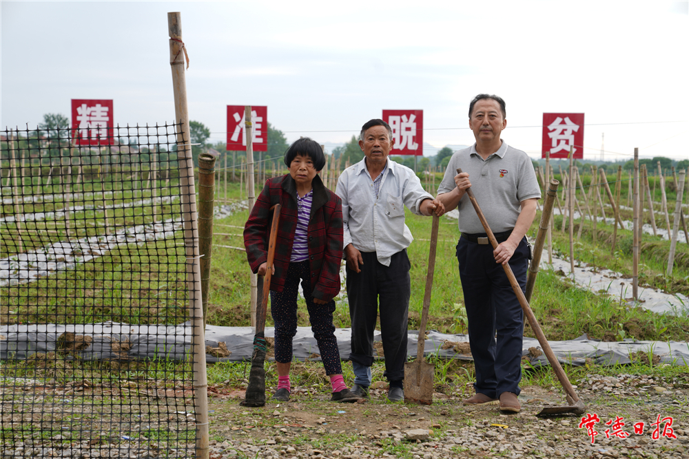 江時(shí)福（蔣家村第一書(shū)記，扶貧隊(duì)長(zhǎng)，縣自然資源局執(zhí)法大隊(duì)副隊(duì)長(zhǎng)）.jpg