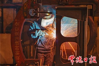 【經(jīng)濟(jì)】“小巨人”節(jié)前忙交付