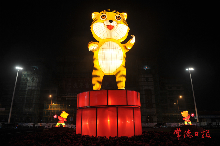 1月25日，市城區(qū)武陵閣花燈點(diǎn)亮，主題為“”五虎鬧新春“。陳歡 攝.jpg