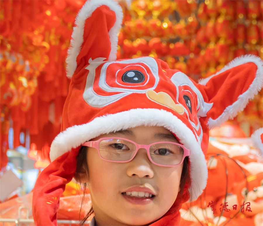 1月25日，市城區(qū)，“老虎帽”成為孩子們的喜愛之物。喻應(yīng)獻(xiàn) 攝.jpg