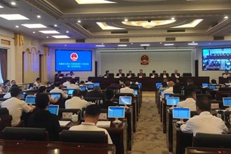 市八屆人大常委會舉行第十八次會議