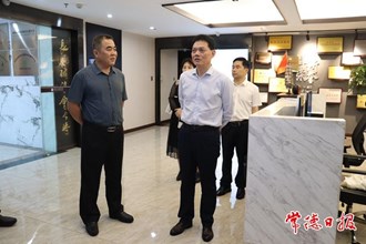 市領(lǐng)導(dǎo)走訪慰問(wèn)市人大法制委委員、常委會(huì)法律顧問(wèn)