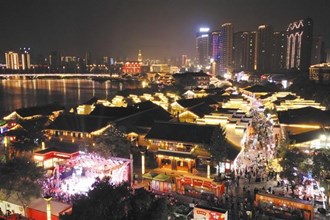 中秋小長假首日近8萬游客涌入 常德河街上演現(xiàn)代版“清明上河圖”