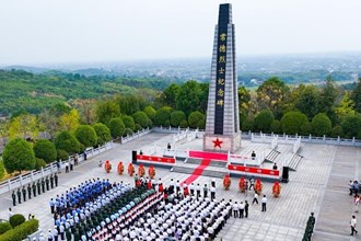 常德市舉行烈士紀(jì)念日向人民英雄敬獻花籃儀式