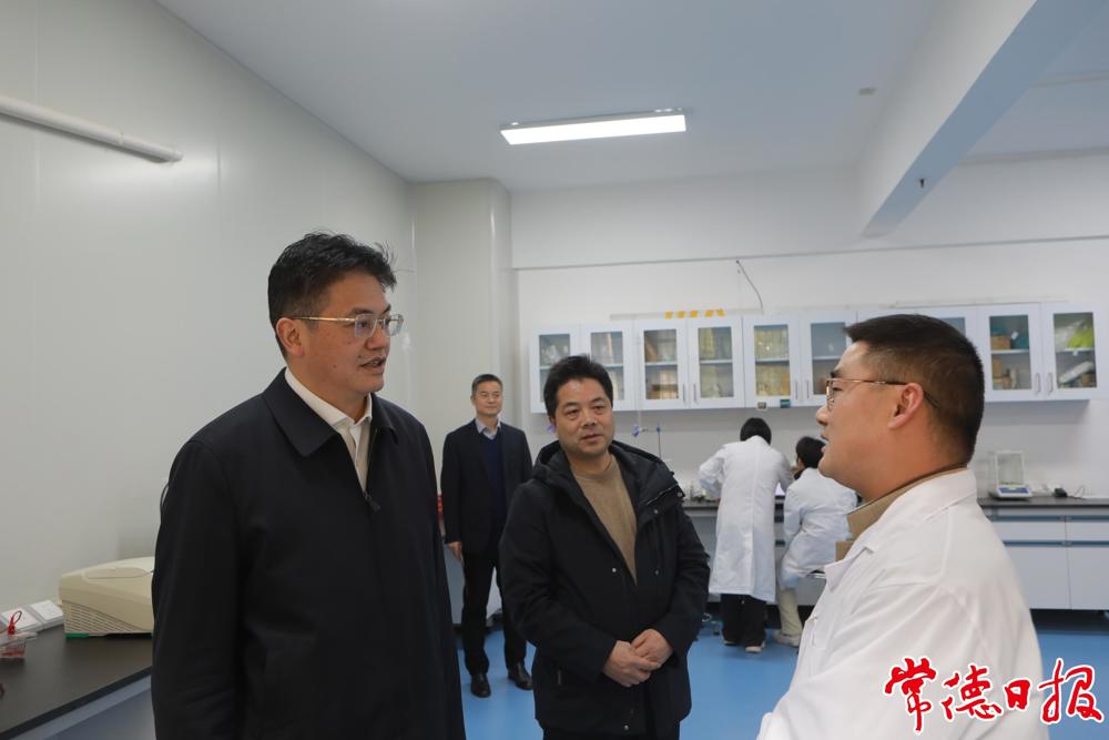 市委書記羅毅君看望慰問專家鄧愛華 市委書記羅毅君看望慰問專家鄧愛華