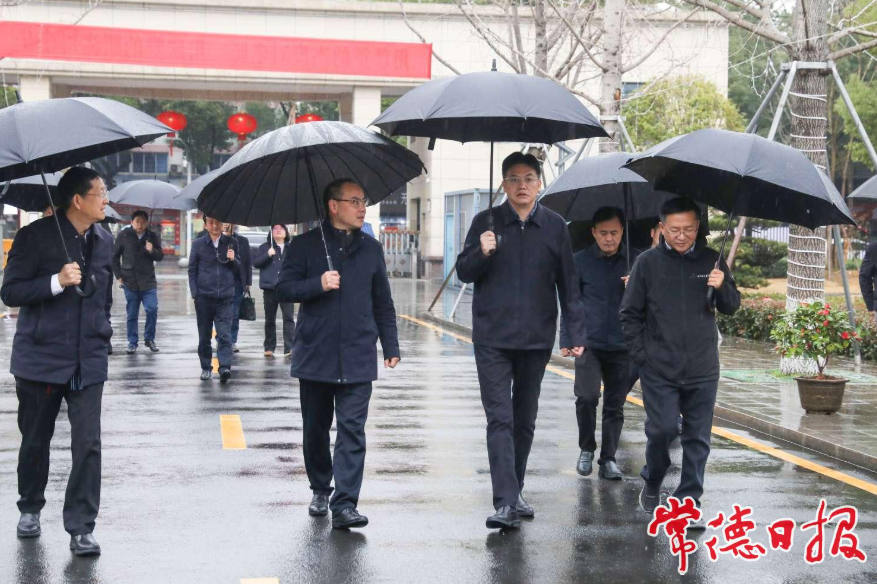 市委書(shū)記羅毅君(右三)在常德市第十一中學(xué)調(diào)研