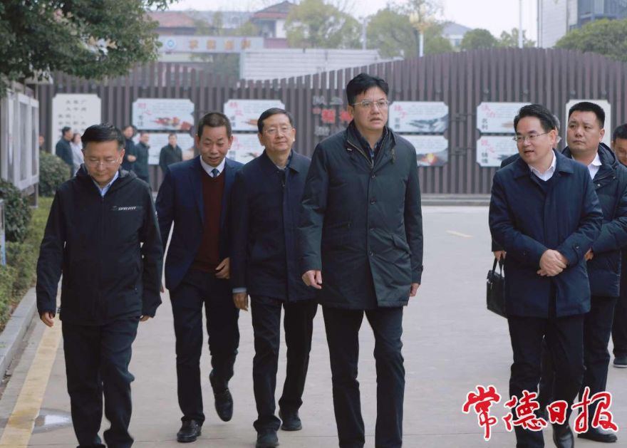 市委書記羅毅君(左四)在漢壽縣職業(yè)中等專業(yè)學(xué)校調(diào)研 市委書記羅毅君(左四)在漢壽縣職業(yè)中等專業(yè)學(xué)校調(diào)研