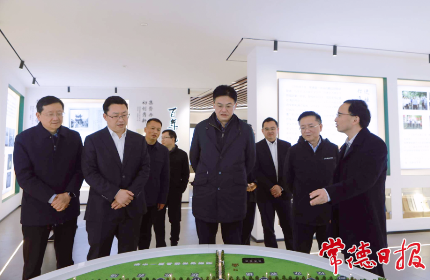 市委書記羅毅君(右四)在鼎城區(qū)第一中學(xué)調(diào)研 市委書記羅毅君(右四)在鼎城區(qū)第一中學(xué)調(diào)研